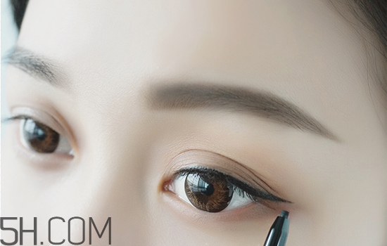 秋冬適合什么妝容？怎樣涂口紅好看？