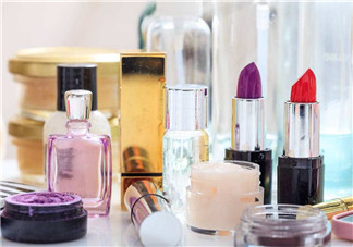 秋冬適合什么妝容？怎樣涂口紅好看？