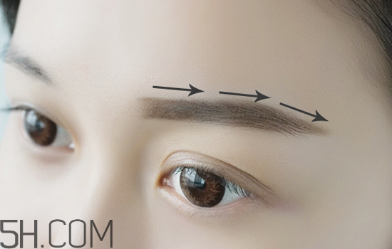 秋冬適合什么妝容？怎樣涂口紅好看？