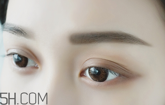 秋冬適合什么妝容？怎樣涂口紅好看？