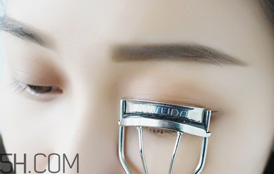 秋冬適合什么妝容？怎樣涂口紅好看？