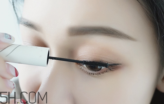 秋冬適合什么妝容？怎樣涂口紅好看？