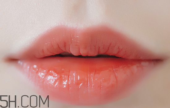 秋冬適合什么妝容？怎樣涂口紅好看？