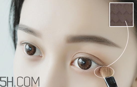 秋冬適合什么妝容？怎樣涂口紅好看？