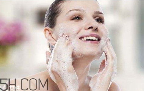 點(diǎn)痣后多久能洗臉？點(diǎn)痣后能吃醬油嗎