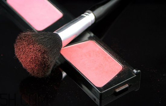 腮紅珠光啞光的區(qū)別 腮紅的種類 腮紅珠光啞光的區(qū)別 腮紅的種類