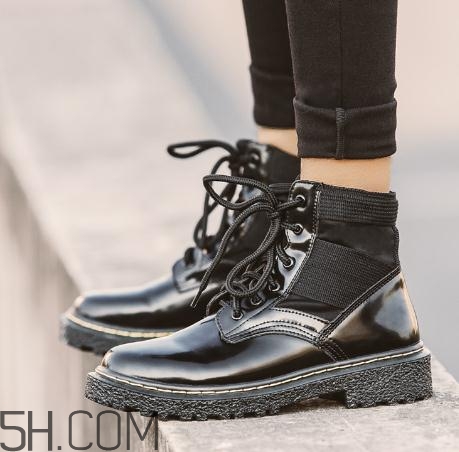 馬丁靴磨腳后跟怎么辦？馬丁靴硌腳怎么辦？