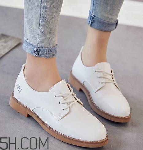 白色皮鞋染上顏色怎么辦？白色皮鞋染色怎么清洗？