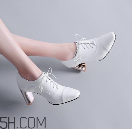 白色皮鞋染上顏色怎么辦？白色皮鞋染色怎么清洗？