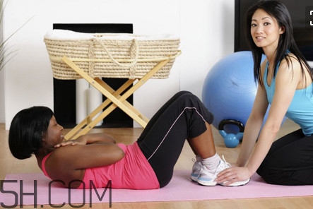 仰臥起坐起不來怎么辦？仰臥起坐對身體有傷害嗎