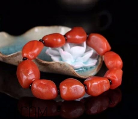 南紅瑪瑙會(huì)越戴越紅嗎？南紅瑪瑙會(huì)越戴越亮嗎？