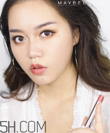 美寶蓮小燈管16號奶茶色好看嗎？學(xué)生黨口紅什么顏色好看？