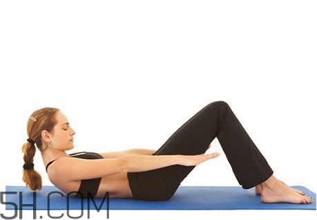 仰臥起坐對腰有傷害嗎？仰臥起坐一分鐘多少個及格