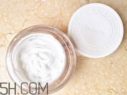 謎尚和瑪麗黛佳素顏霜哪個(gè)好？素顏霜對(duì)皮膚傷害大嗎？