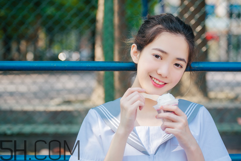 美寶蓮小燈管16號奶茶色好看嗎？學(xué)生黨口紅什么顏色好看？