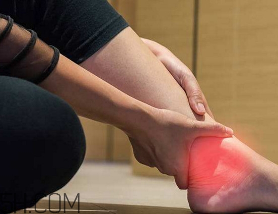 睡覺時小腿抽筋是什么原因？小腿抽筋是缺鈣嗎