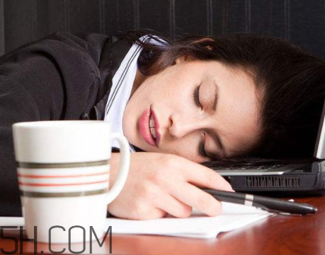 女生說加班怎么回 女生說在加班怎么安慰 女生說加班怎么回 女生說在加班怎么安慰