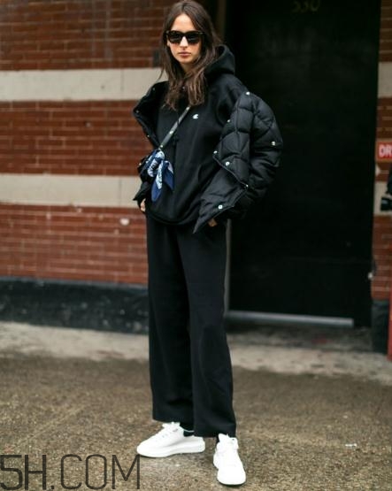 冬天穿闊腿褲配什么鞋子？冬天闊腿褲搭配鞋子圖片