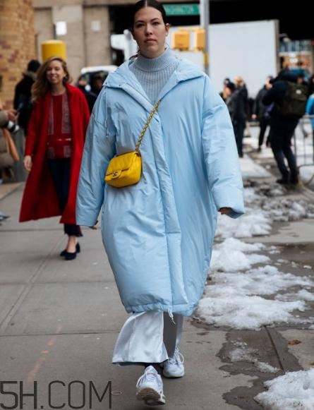 羽絨服搭配闊腿褲好看嗎？羽絨服配闊腿褲圖片