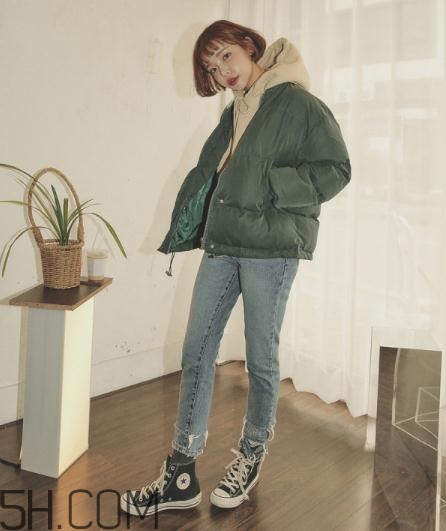 軍綠色羽絨服怎么搭配？軍綠色羽絨服搭配圖片