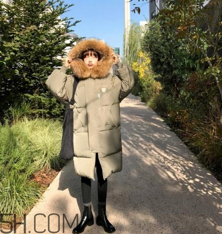 軍綠色羽絨服怎么搭配？軍綠色羽絨服搭配圖片