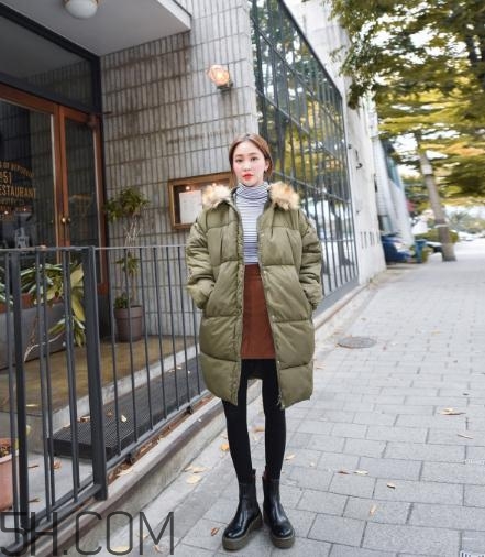 軍綠色羽絨服怎么搭配？軍綠色羽絨服搭配圖片