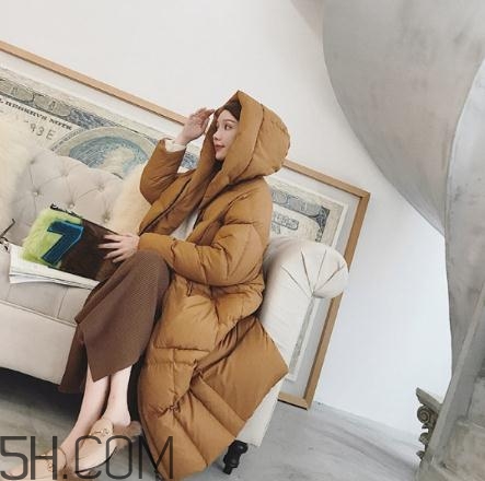 焦糖色羽絨服配什么顏色好看？焦糖色羽絨服搭配圖片