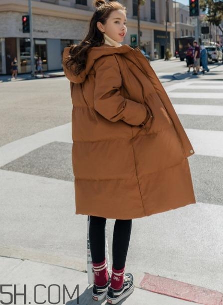 焦糖色羽絨服配什么顏色好看？焦糖色羽絨服搭配圖片