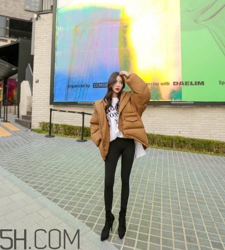 焦糖色羽絨服配什么顏色好看？焦糖色羽絨服搭配圖片