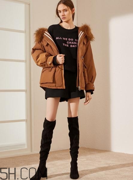 焦糖色羽絨服配什么顏色好看？焦糖色羽絨服搭配圖片