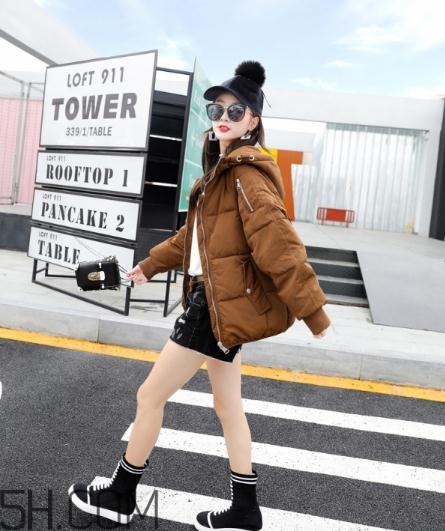 焦糖色羽絨服配什么顏色好看？焦糖色羽絨服搭配圖片