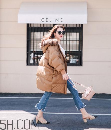 焦糖色羽絨服配什么顏色好看？焦糖色羽絨服搭配圖片