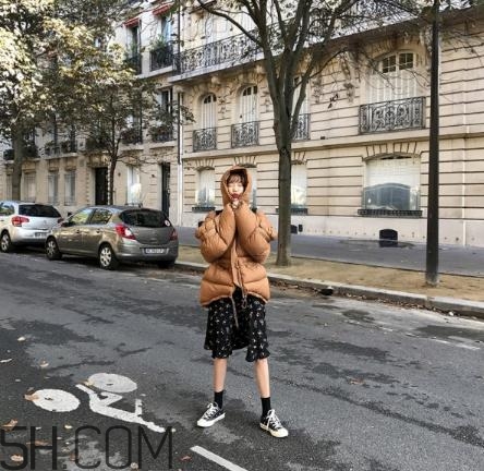 焦糖色羽絨服配什么顏色好看？焦糖色羽絨服搭配圖片