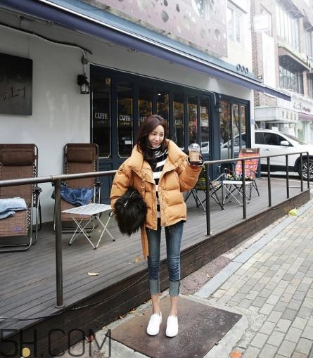焦糖色羽絨服配什么顏色好看？焦糖色羽絨服搭配圖片
