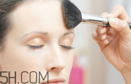 為什么先用粉底液再用遮瑕膏？粉底液涂完還要涂什么？