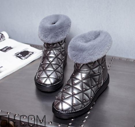 穿雪地靴要穿襪子嗎？雪地靴要光腳穿才保暖嗎？