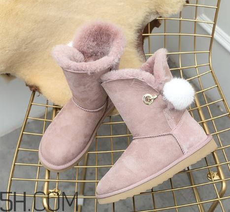 穿雪地靴要穿襪子嗎？雪地靴要光腳穿才保暖嗎？