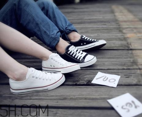 帆布鞋長(zhǎng)霉了怎么處理？帆布鞋發(fā)霉了怎么洗掉？