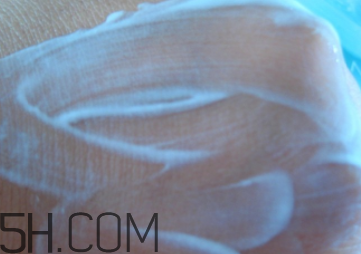 雅芳小黑裙香體乳怎么樣？雅芳小黑裙香體乳好用嗎？