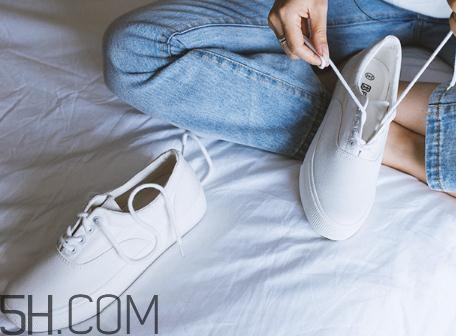 帆布鞋有油怎么清洗？帆布鞋上的油漬怎么去掉？