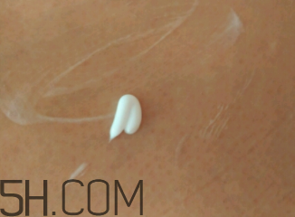 雅芳小黑裙香體乳怎么樣？雅芳小黑裙香體乳好用嗎？