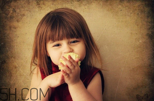 多大可以用洗面奶？用清水洗臉好還是用洗面奶好？