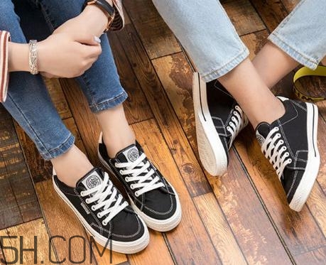 帆布鞋什么顏色好看？帆布鞋黑色好還是白色？