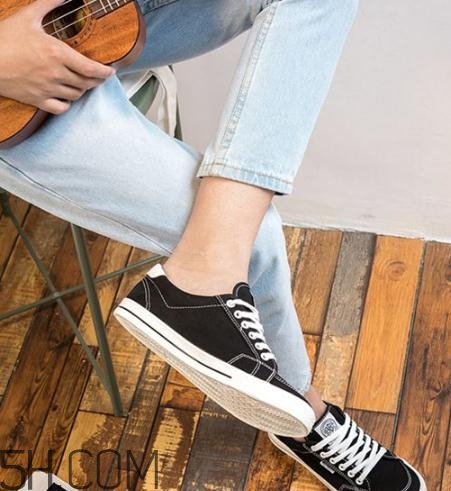 帆布鞋什么顏色好看？帆布鞋黑色好還是白色？