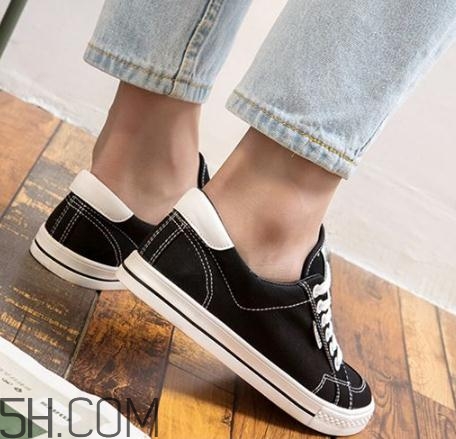 帆布鞋什么顏色好看？帆布鞋黑色好還是白色？