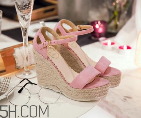 穿坡跟鞋可以開車嗎？開車穿什么鞋子最好？