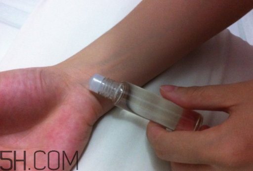 雅芳小黑裙走珠香水怎么樣？雅芳小黑裙走珠香水好聞嗎？