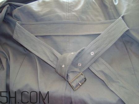 風衣腰帶怎么系 風衣腰帶后系法圖解