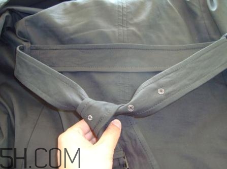 風衣腰帶怎么系 風衣腰帶后系法圖解