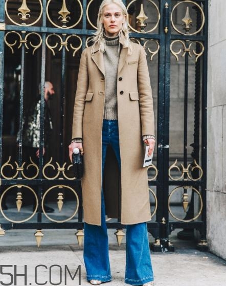 牛仔喇叭褲配什么上衣？牛仔喇叭褲搭配上衣圖片